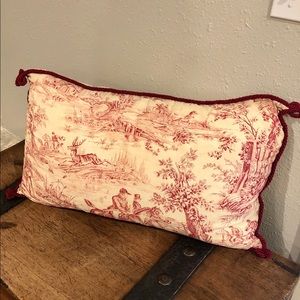 Red and cream pattern pillow.